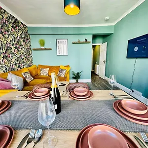 good-vibe-only-2-mins-to-beach-i-sleep-9-guests.brighton-hotels-england.com/